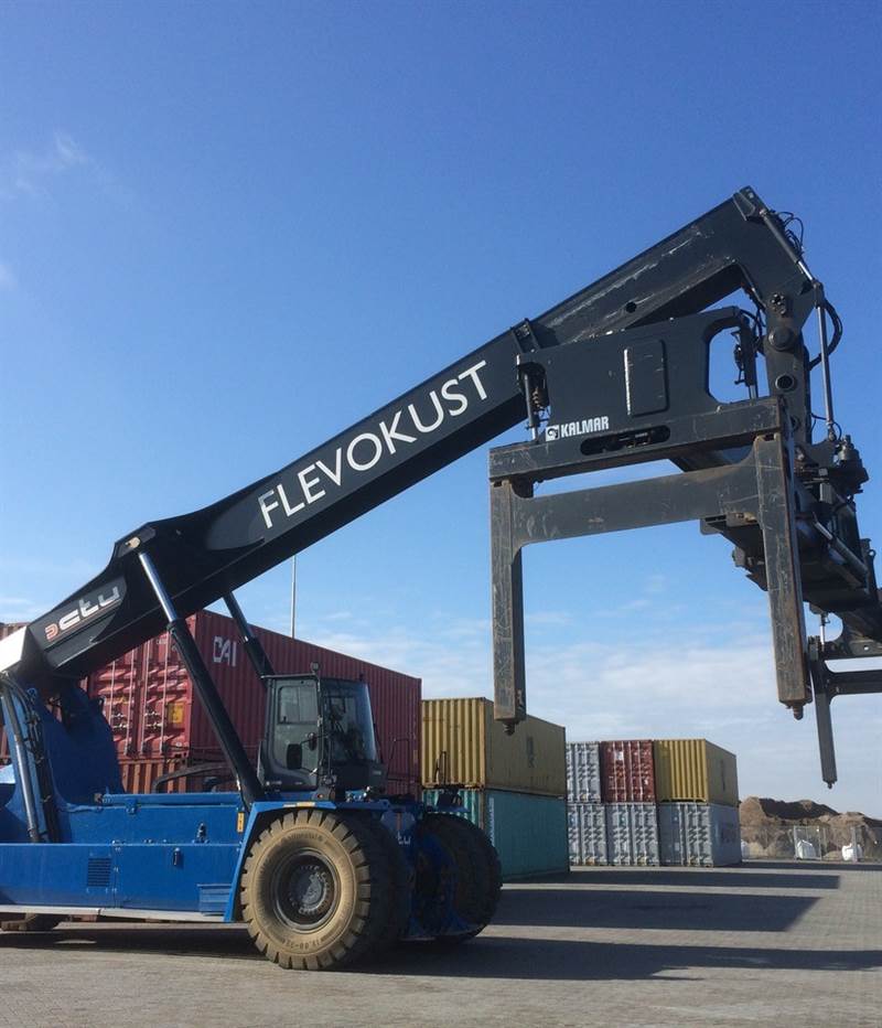 Eerste containers verladen via Flevokust Haven